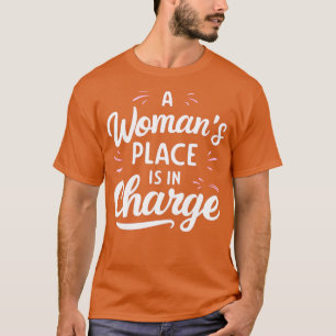 Camiseta Un Lugar Para Mujeres Está A Cargo