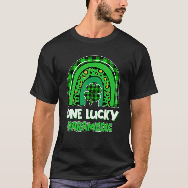 Camiseta Un lujoso arcoiris paramédico con un Shamrock St P (Anverso)
