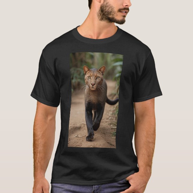 Camiseta Un majestuoso jaguarundi caminando por un camino d (Anverso)