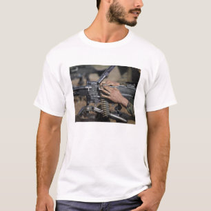 Camiseta Un marine carga una ametralladora M-240G