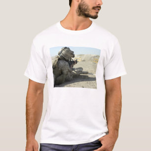 Camiseta Un marine dispara un rifle de servicio M16A2