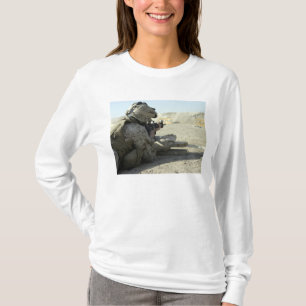 Camiseta Un marine dispara un rifle de servicio M16A2