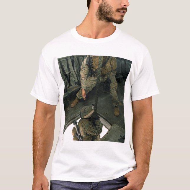 Camiseta Un marine envía a un compañero al infierno. (Anverso)