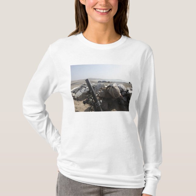 Camiseta Un marine estadounidense dispara un mortero en Sal (Anverso)