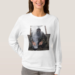 Camiseta Un marino llena la cámara de gas con más gas CS