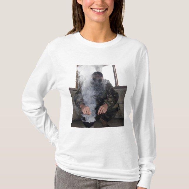 Camiseta Un marino llena la cámara de gas con más gas CS (Anverso)