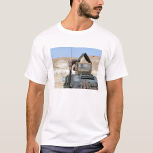 Camiseta Un más soldiier da instrucciones a un soldado