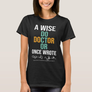 Camiseta Un Médica Sabio Escribió Una Vez Doctorado Médico