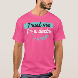 Camiseta Un Médico Divertido Confía En Mí Que Soy Casi Un M