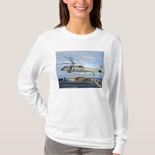 Camiseta Un MH-60S Seahawk se prepara para entregar