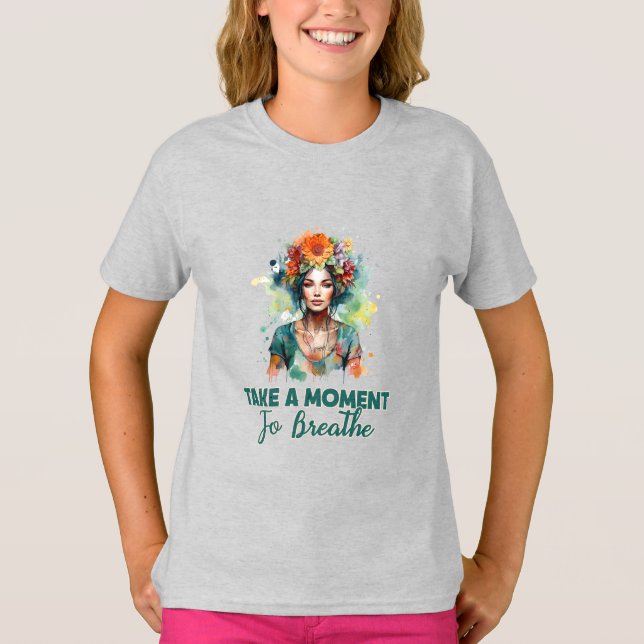 Camiseta Un momento para respirar a Chica de yoga de las fl (Anverso)