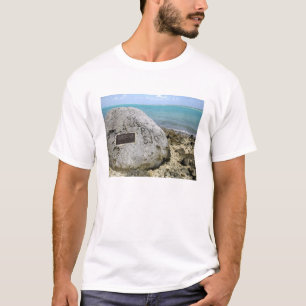 Camiseta Un monumento a los prisioneros de guerra en la isl
