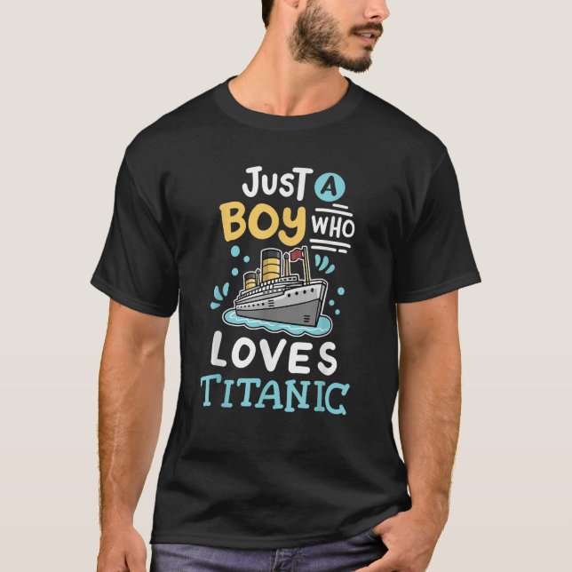 Camiseta Un muchacho al que le encanta el barco de crucero  (Anverso)
