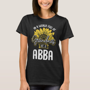 Camiseta Un mundo gracioso lleno de abuelitos sea una camis