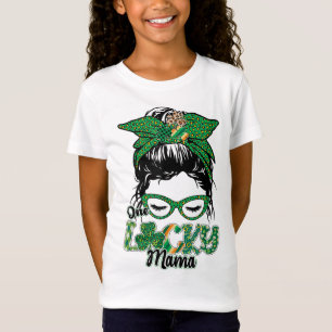 Camiseta Un niño afortunado mamá Messy Bun Happy St Patrick