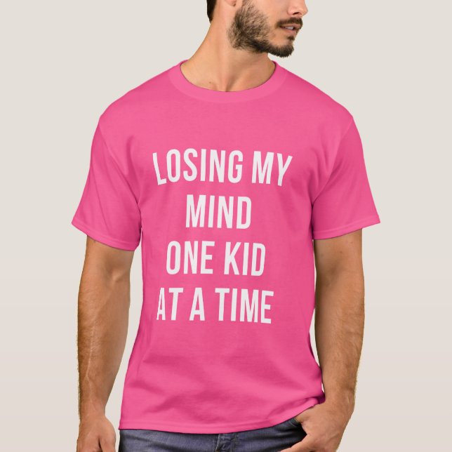 Camiseta Un Padre Divertido Perdiendo Mi Mente Un Niño A La (Anverso)