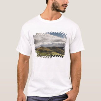 Camiseta Un paisaje con Rolling Hills y las nubes de arriba