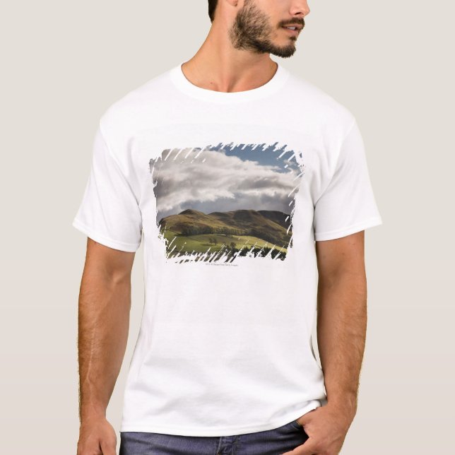 Camiseta Un paisaje con Rolling Hills y las nubes de arriba (Anverso)