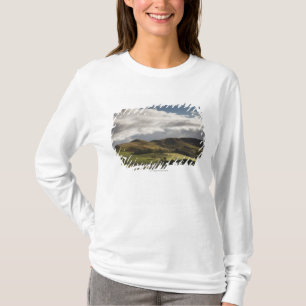 Camiseta Un paisaje con Rolling Hills y las nubes de arriba