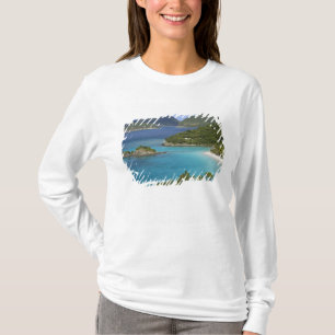 Camiseta Un paisaje de Caneel Bay desde una carretera en St