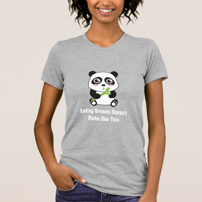 Camiseta Un panda lindo comiendo brotes de bambú con un tex (Anverso)