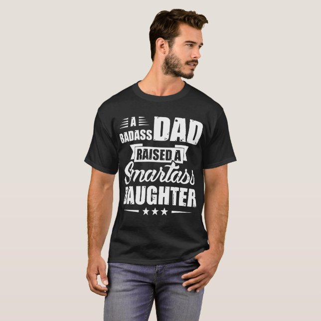 Camiseta un papá de los badass crió a una hija de los (Anverso completo)