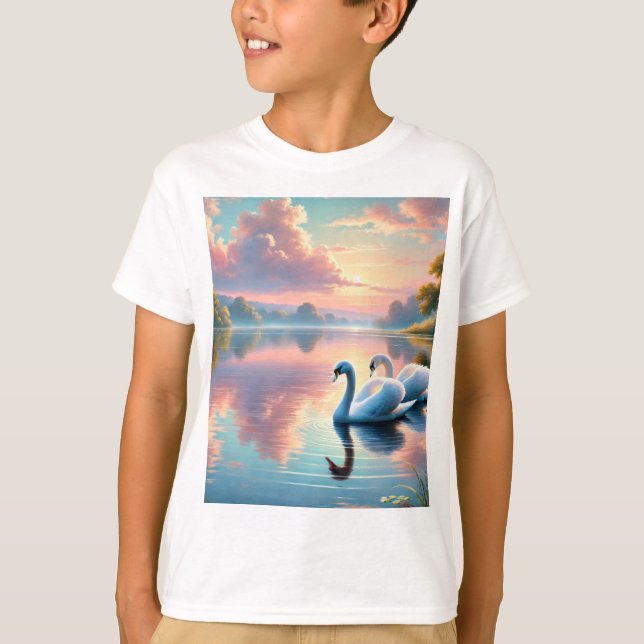 Camiseta Un par de cisnes deslizándose en un sereno lago (Anverso)