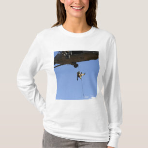 Camiseta Un pararescueman rappels de un HH-60