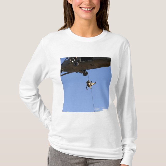 Camiseta Un pararescueman rappels de un HH-60 (Anverso)