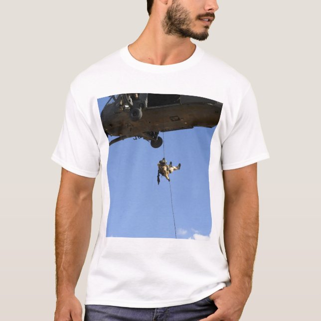 Camiseta Un pararescueman rappels de un HH-60 (Anverso)