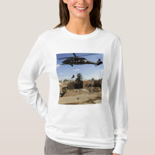 Camiseta Un pararescueman rappels de un HH-60 2