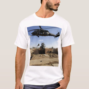 Camiseta Un pararescueman rappels de un HH-60 2