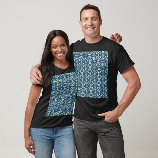 Camiseta Un patrón simétrico de motivos azules sobre un tej (Unisexo)