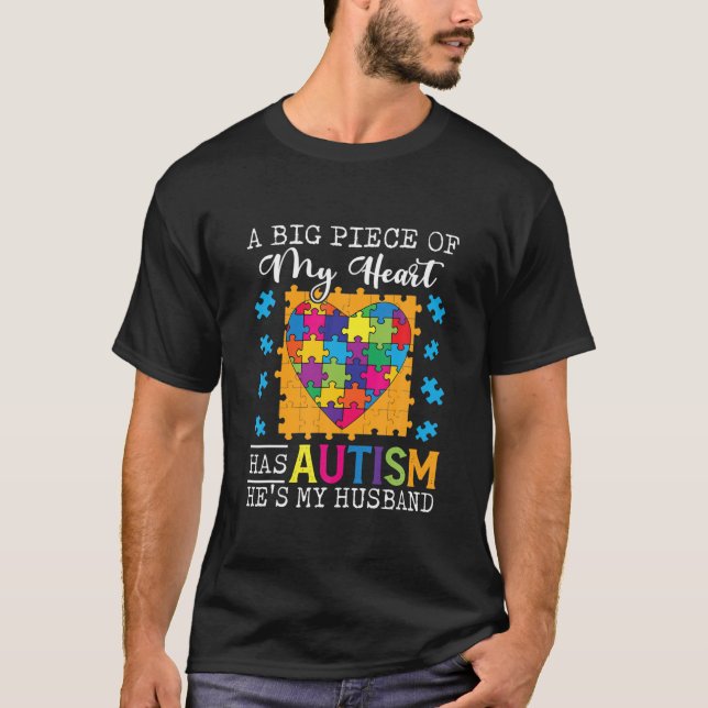 Camiseta Un Pedazo De Mi Corazón Tiene Autismo Mi Esposo (Anverso)