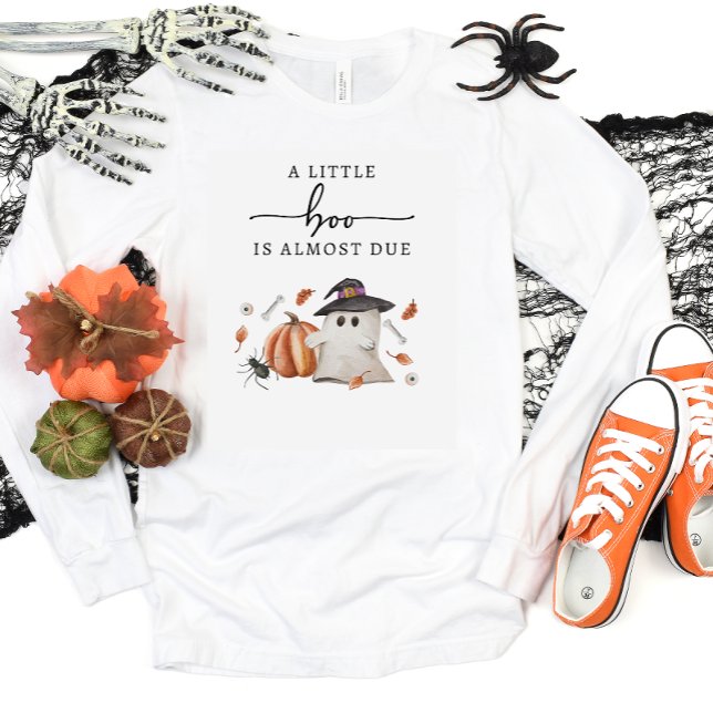 Camiseta Un pequeño boo (Halloween A Little Boo Is Almost Due Baby Shower Shirt)