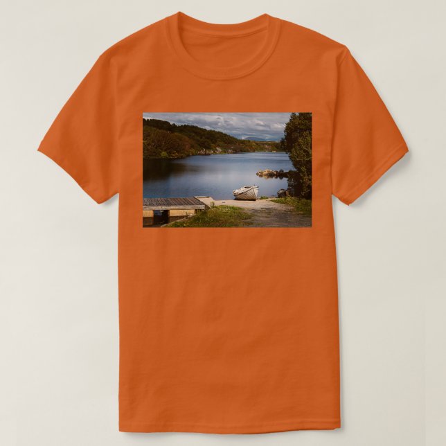 Camiseta Un pequeño bote de remo en el lago Donegal (Diseño del anverso)
