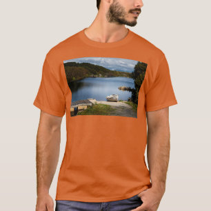 Camiseta Un pequeño bote de remo en el lago Donegal