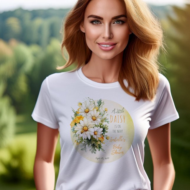Camiseta Un Pequeño Daisy Está En El Camino De La Baby Show ("A Little Daisy Is On The Way!" Daisies Floral Themed Yellow, White, Green Girl Baby Shower T-Shirt)