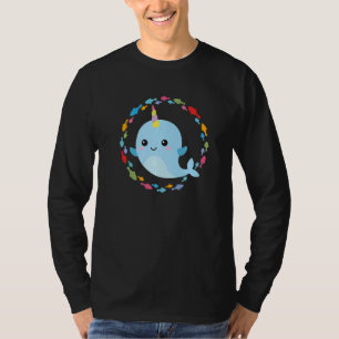 Camiseta Un Pequeño Narwhal En Un Círculo Colorido De Pesca