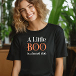 Camiseta Un pequeño novio está casi por llegar a Halloween<br><div class="desc">Un Pequeño Boo es casi una camiseta perfecta para la futura mamita o para revelar sexo de la anfitriona, la invitación del embarazo de otoño o la ducha de bebé con temática de halloween. "A Little Boo es casi debido" está escrito con espeluznantes letras adoquinadas en blanco y naranja. Si...</div>