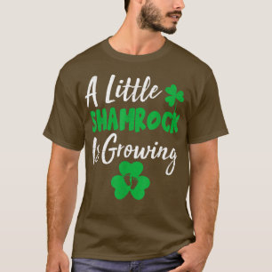 Camiseta Un Pequeño Shamrock se está convirtiendo en un lin