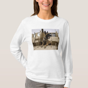 Camiseta Un perro de trabajo militar se sienta en un M2A3