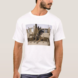 Camiseta Un perro de trabajo militar se sienta en un M2A3