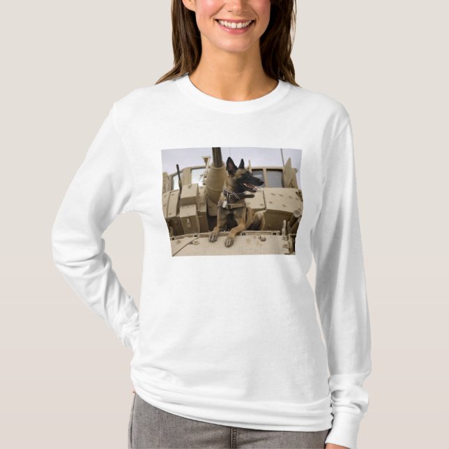 Camiseta Un perro de trabajo militar sentado en un M2A3 (Anverso)