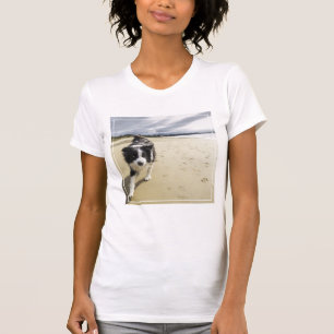 Camiseta Un perro del border collie que corre en la playa