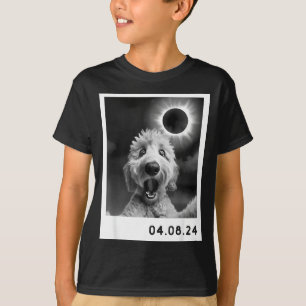 Camiseta Un perro Goldendoodle de totalidad de eclipse sola