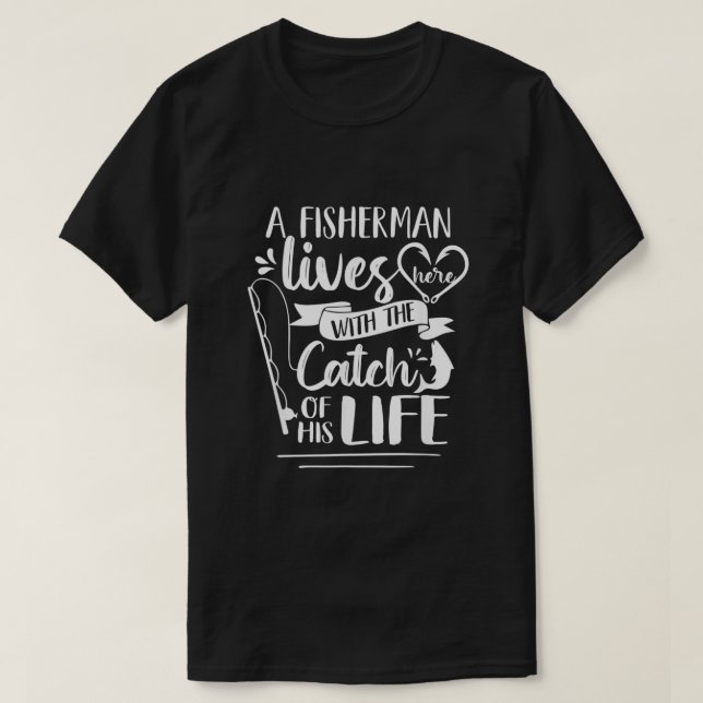 Camiseta Un Pescador Vive Aquí Con La Captura De Su Esposa  (Diseño del anverso)
