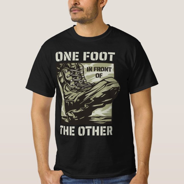 Camiseta Un pie frente al otro - Lema militar (Anverso)