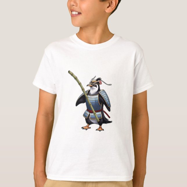 Camiseta Un pingüino samurai luchando con un palo de bambú. (Anverso)
