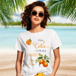 Camiseta Un poco de color cítrico acuático Baby Shower<br><div class="desc">Presentamos nuestro diseño de Baby Shower acuarela "A Little Cutie Is On The Way", una deliciosa mezcla de encanto y frescura cítrica. El diseño muestra una vibrante tajada de cítricos naranjas adornando con gracia la parte superior, mientras que un caprichoso ramo de cítricos naranjas le da un toque de dulzura...</div>